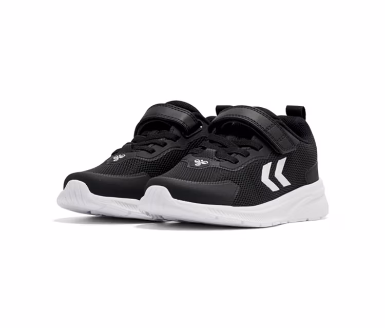 Ein Paar schwarze hummel® Sneaker »Actus Tr Breather Jr« in Anthrazit mit weißen Sohlen und Klettverschluss.