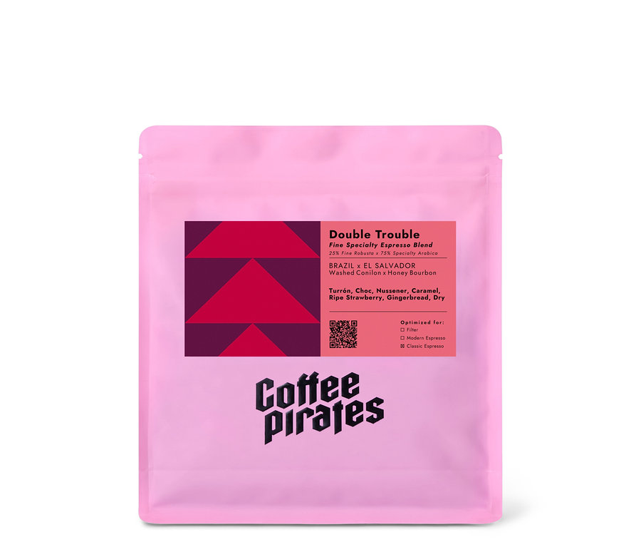 Eine hellrosa Kaffeepackung von Coffee Pirates mit der Aufschrift Double Trouble.