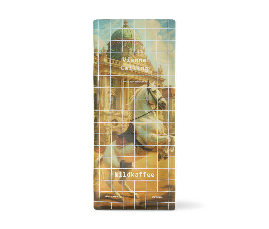 Rechteckige Packung Wildkaffee - Vienna Calling Espresso - 1 kg Ganze Bohne mit Abbildung eines weißen Pferdes vor Schloss Schönbrunn.
