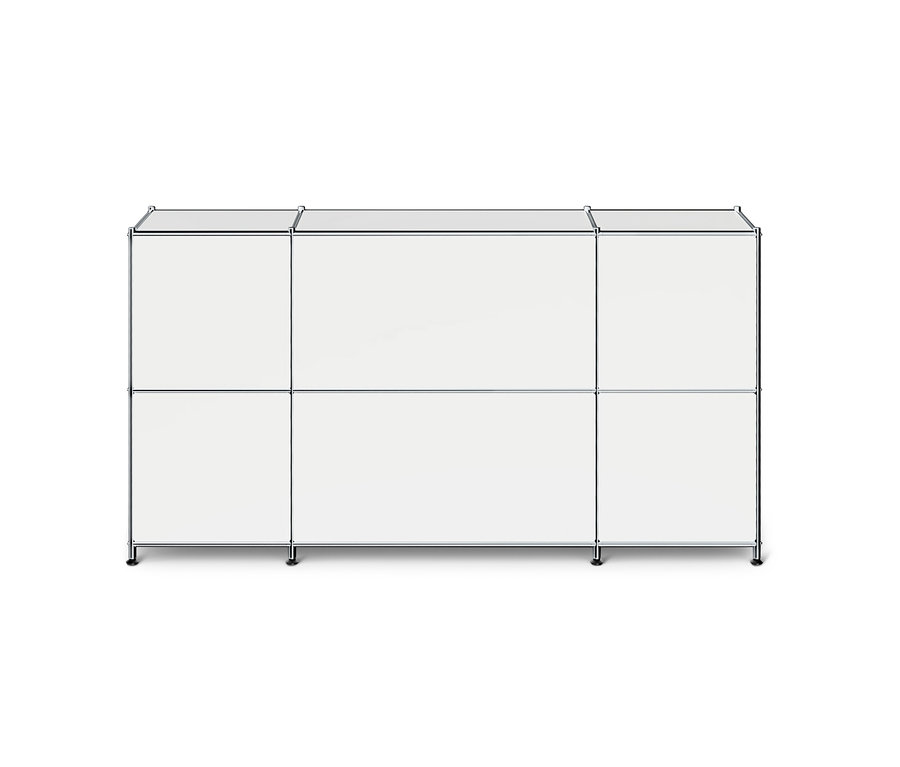 Weißes modulares Aufbewahrungsmöbel mit Chromrahmen, bestehend aus drei Spalten und zwei Reihen weißer Paneele, auf kleinen Füßen stehend.