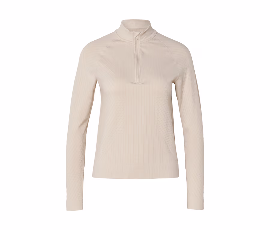 Helles beiges Langarmshirt mit Stehkragen und kurzem Reißverschluss, vertikaler Rippenstruktur und dezenten geometrischen Mustern auf Brust und Seiten.