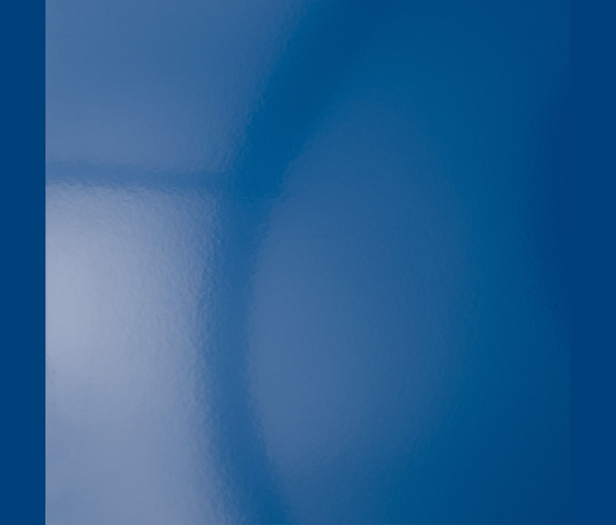 Eine glänzende blaue Oberfläche mit Lichtreflexionen.