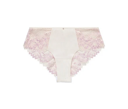 Nahaufnahme eines Damenslips mit lila Spitze und weißem Stoff.