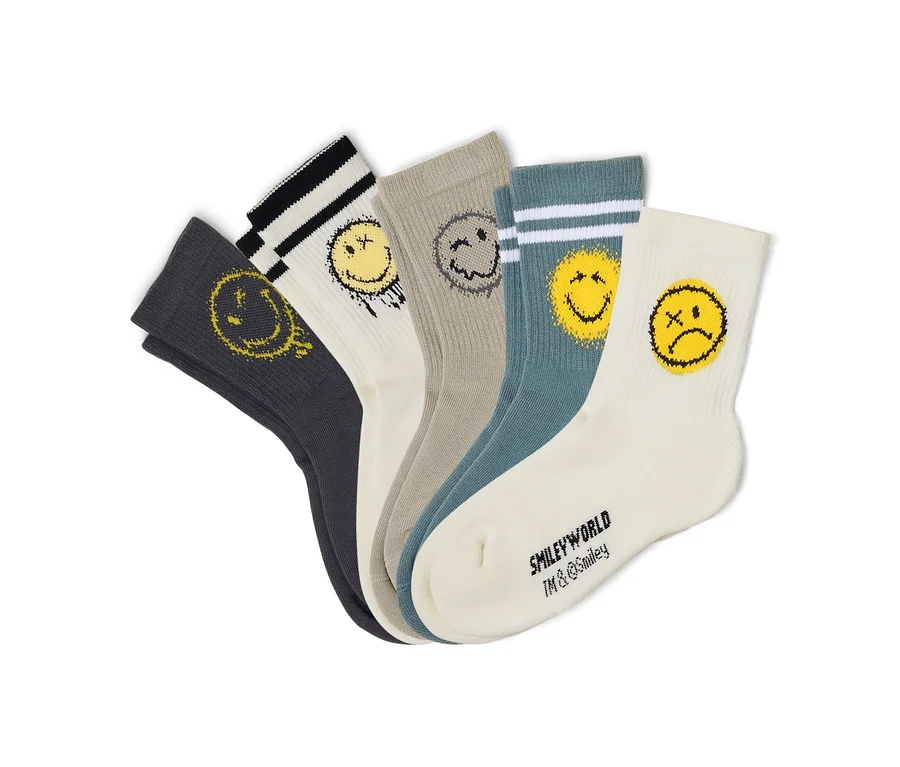 Fünf Paar SMILEYWORLD® Kinder-Tennissocken in Weiß, Grau und Petrol, aufgefächert. Jede Socke zeigt ein anderes, verwaschenes gelbes oder graues Smiley-Gesicht, einige mit gestreiften Bündchen.
