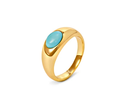 Detailansicht des goldenen Bandrings mit türkisfarbenem Stein.