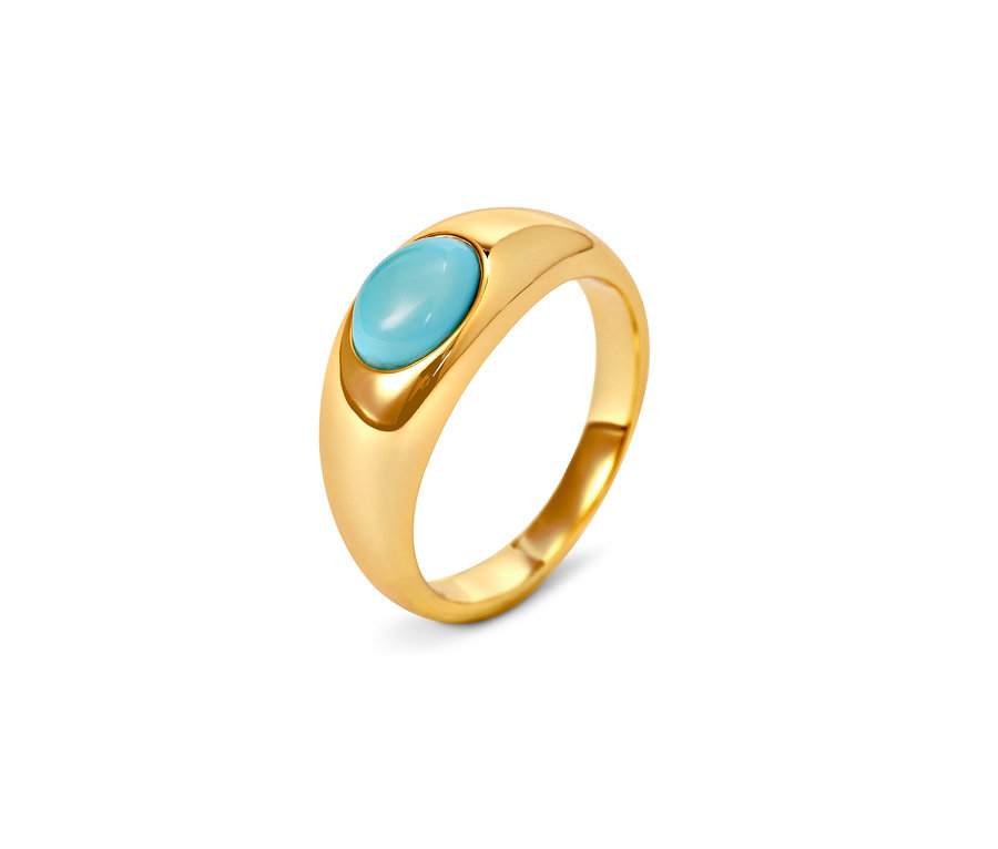 Detailansicht des goldenen Bandrings mit türkisfarbenem Stein.