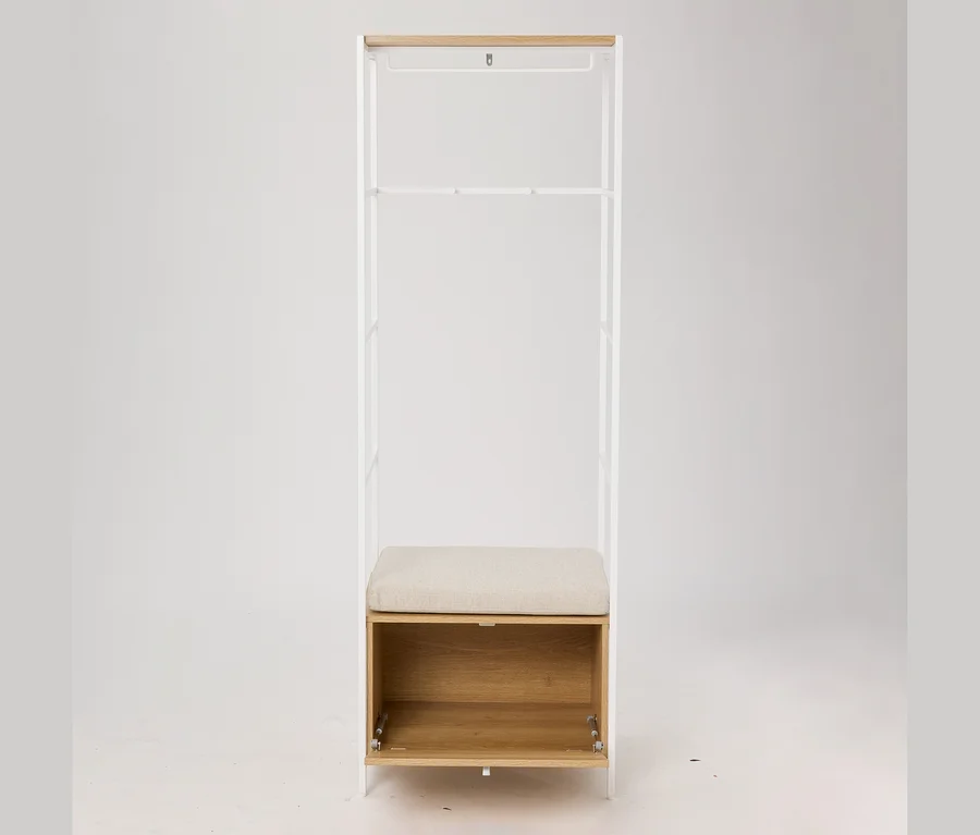 Garderobe »GRADE« mit weißem Metallrahmen, Holzablage, Kleiderstange, Haken und beiger Sitzbank über einer Holzbox.