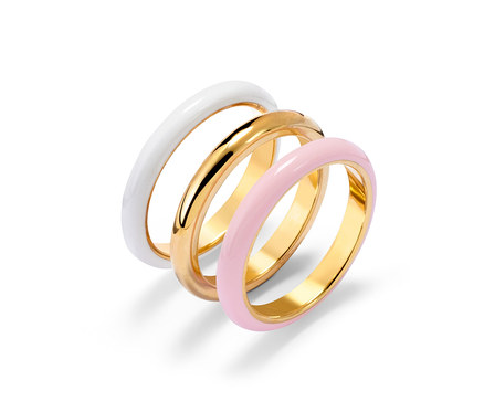 Nahaufnahme von drei Ringen: vergoldet, weiß und rosa.