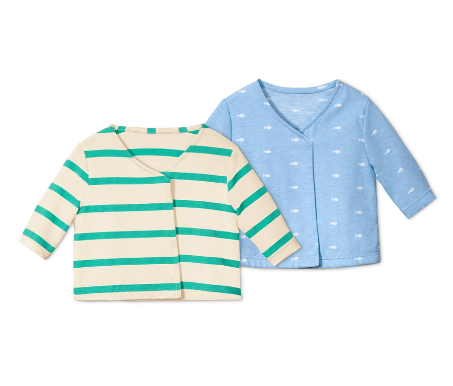 Zwei Baby Baumwoll-Wickeljacken: eine cremefarbene mit grünen Streifen und eine blaue mit Fischmuster.