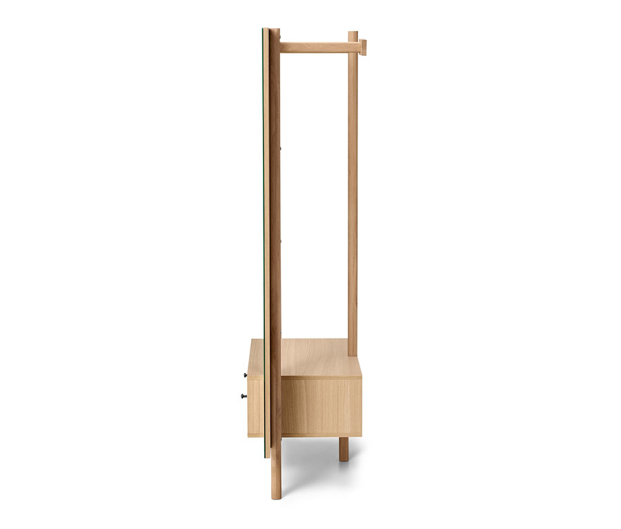 Abgebildet ist eine helle Holzgarderobe mit Spiegel.