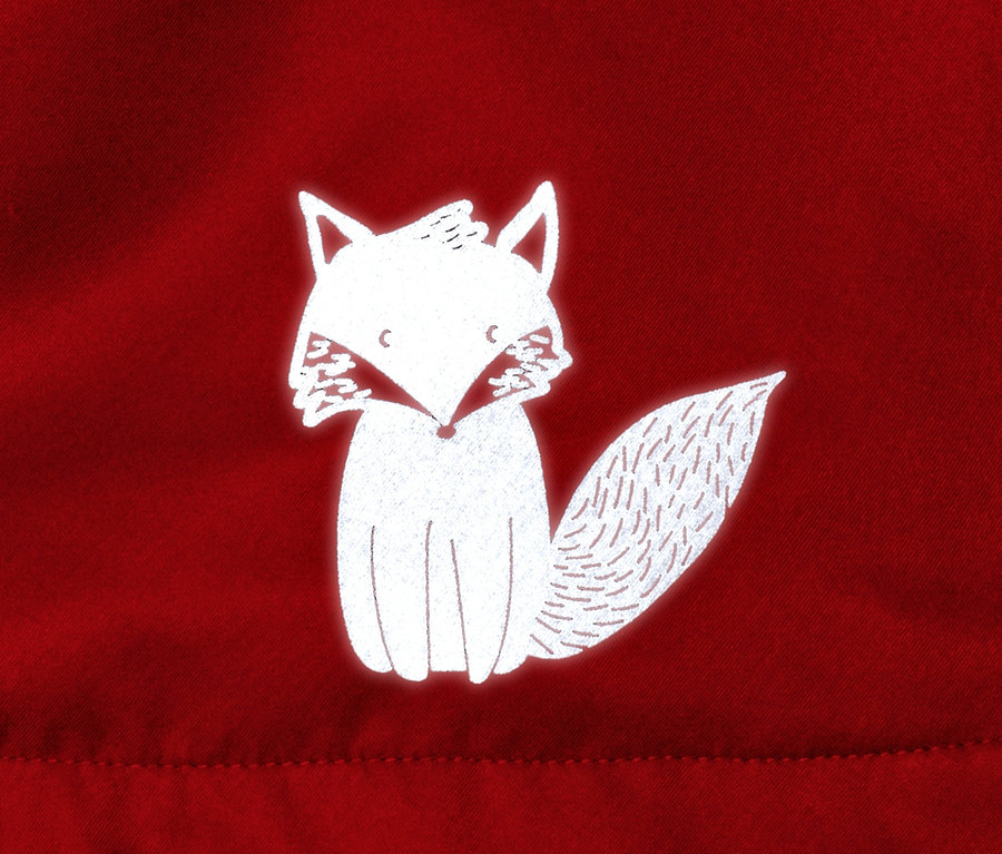 Detailaufnahme einer roten Regenjacke mit reflektierendem Fuchs-Applikation.