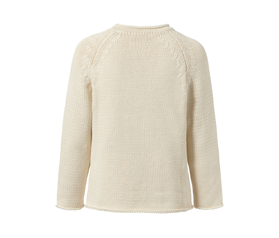 Cremefarbener Grobstrick-Pullover aus Bändchengarn.