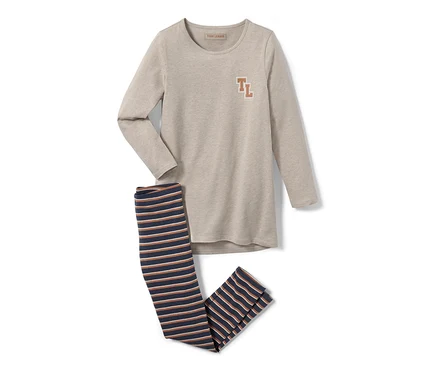 Beiger Pyjama mit langen Ärmeln und gestreifter Hose.