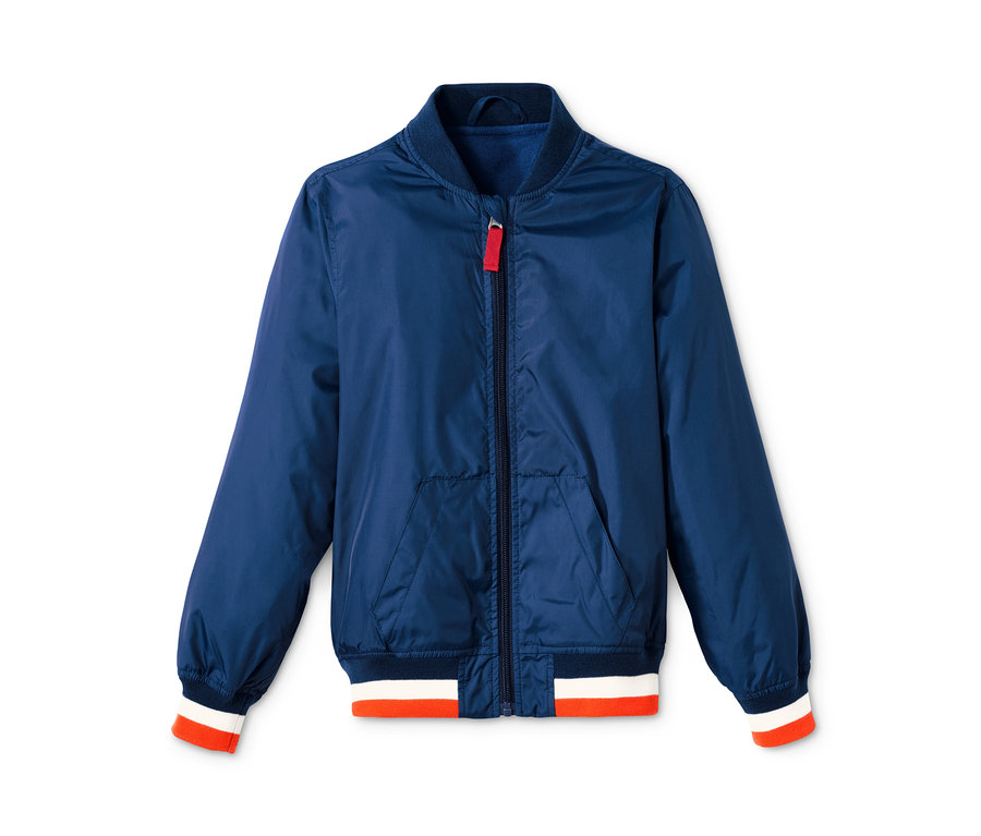 Eine blaue Bomberjacke mit recyceltem Material auf weißem Hintergrund.