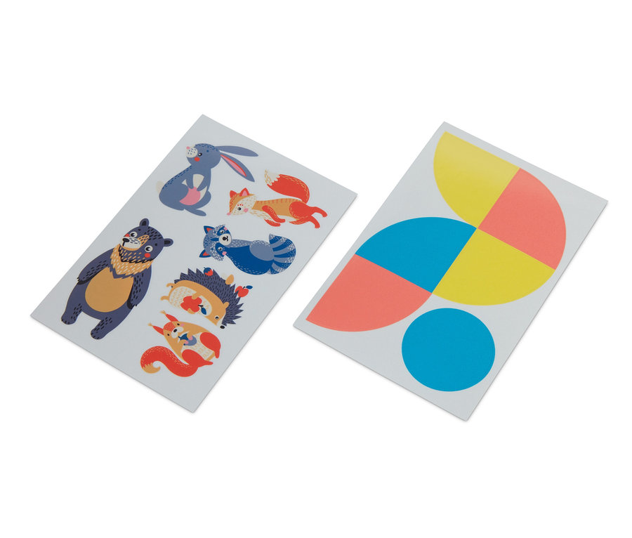 Zwei Bögen mit Aufklebern. Ein Bogen hat Tiere, der andere geometrische Formen.