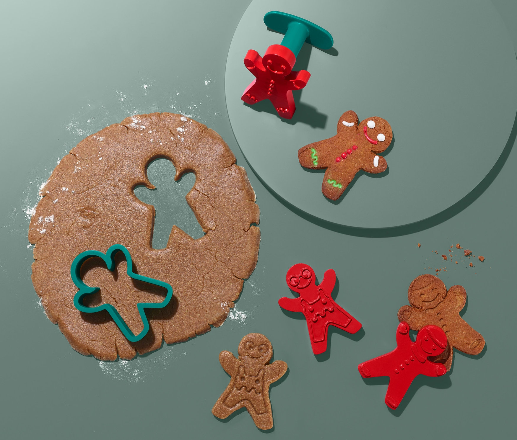 Lebkuchenmann-Ausstechformen auf grünem Hintergrund. Keksstempel-Set.