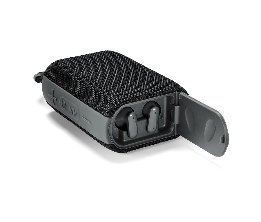 Schwarzer Bluetooth®-Lautsprecher mit In-Ear-Kopfhörern in geöffnetem Gehäuse.