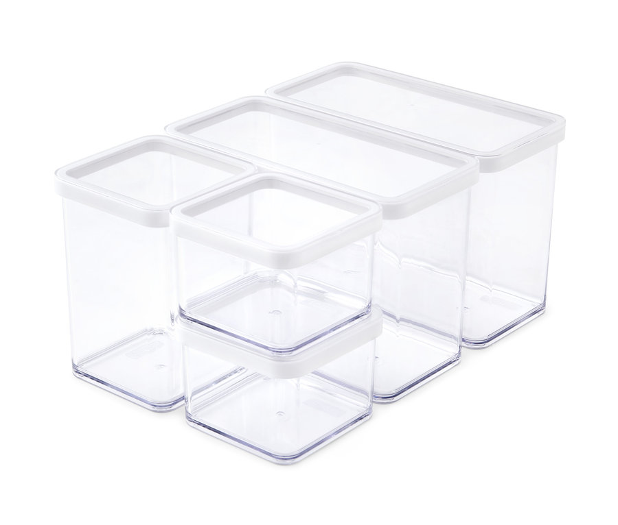 Draufsicht von 5 leeren, durchsichtigen Vorratsdosen mit weißen Deckeln.