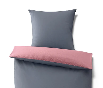Graue Microfaser-Flanell-Bettwäsche in Normalgröße mit rosa Rand und Kissen.