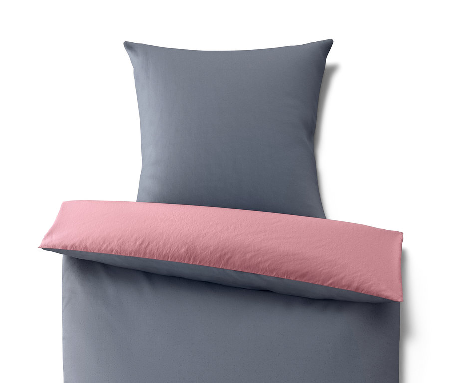Graue Microfaser-Flanell-Bettwäsche in Normalgröße mit rosa Rand und Kissen.