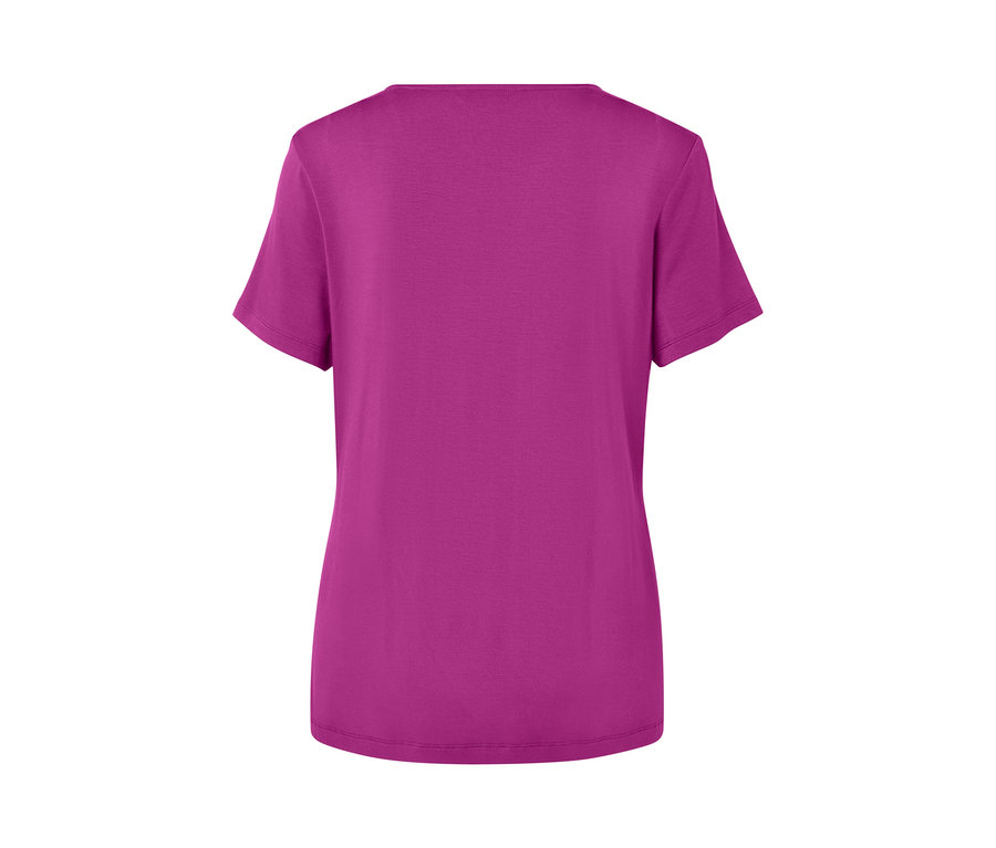 Rückansicht eines Shirts mit Faltendetail in Berry.