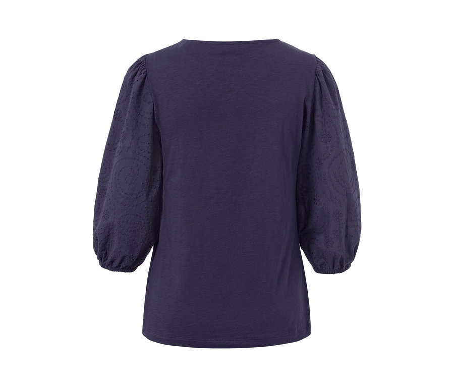 Dunkelblaues Shirt mit Dreiviertelärmeln und Lochstickerei.