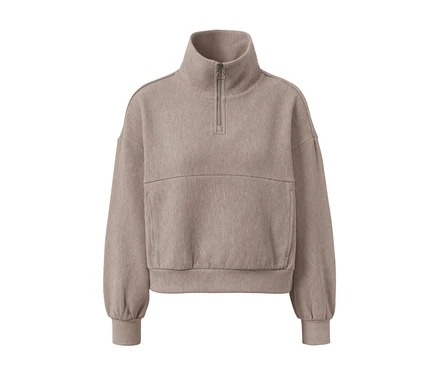 Beiger Sweatpullover mit kurzem Reissverschluss und Rippstruktur.