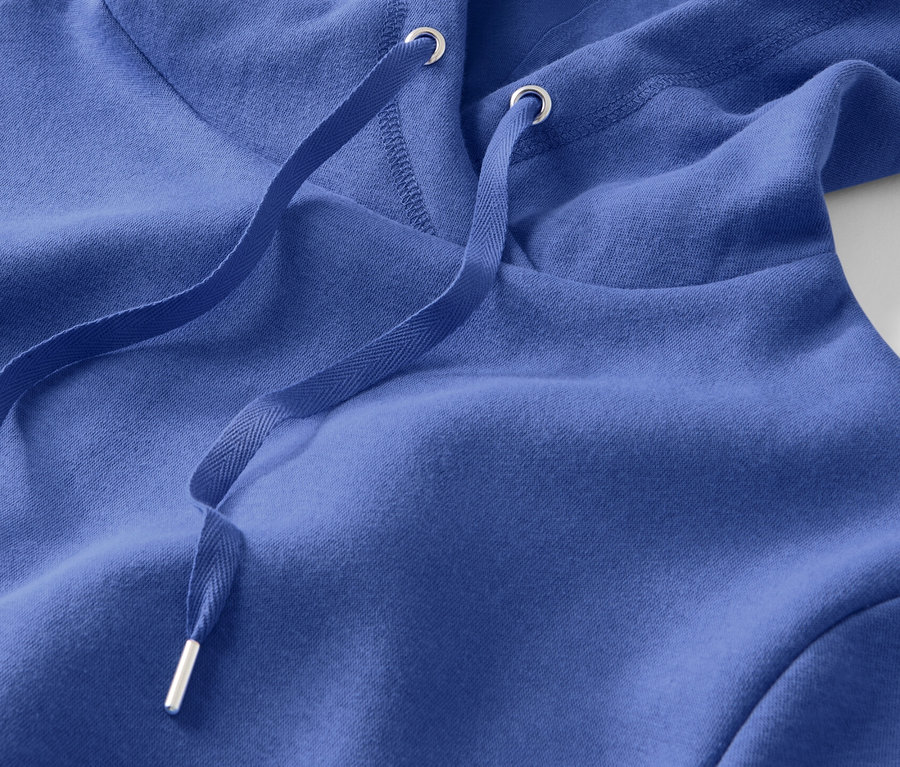 Detailaufnahme des blauen Loungewear-Kleids mit Kapuze und Kordelzug.