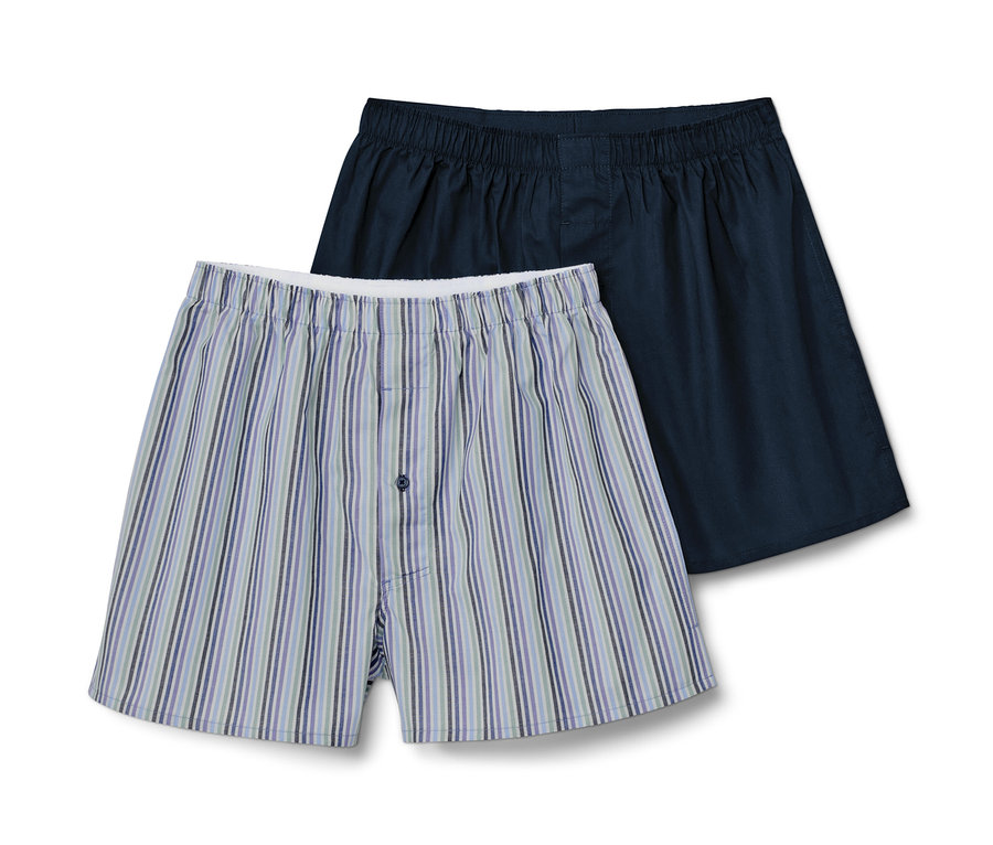 Zwei Web-Boxershorts, eine blau und eine gestreift.