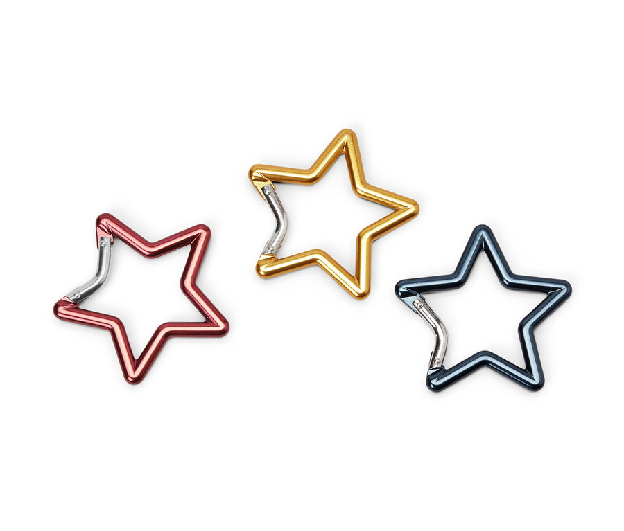 Drei Karabinerhaken in Sternform: rot, golden und blau.