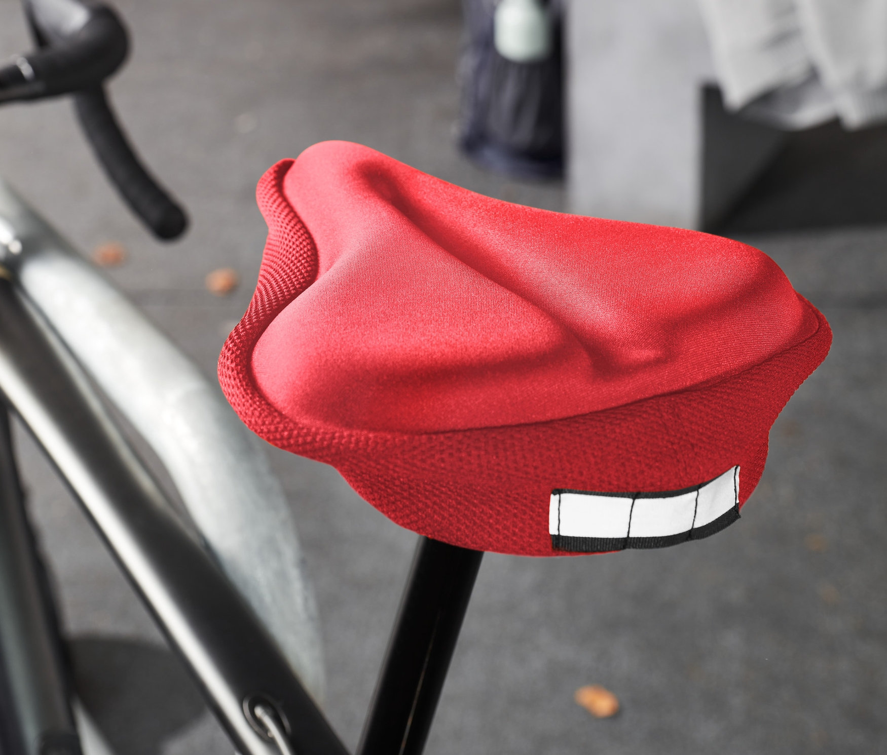 Roter Sattelbezug mit Memoryfoam auf einem Fahrrad.