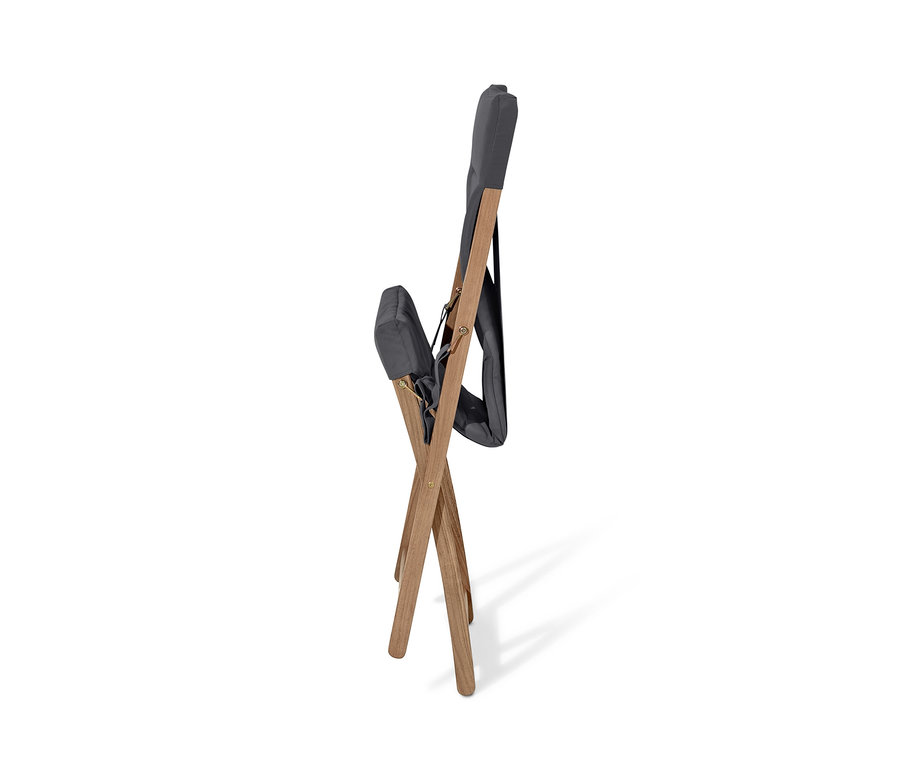 Ein faltbarer Relax-Sessel in Anthrazit mit Holzrahmen.