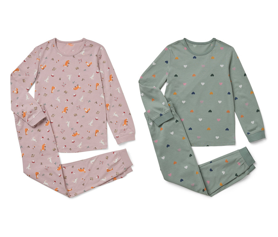 Zwei Sets Kinderpyjamas, bestehend aus langärmligen Oberteilen und Hosen. Ein Set ist rosa mit einem Fuchsmuster, das andere grün mit einem Herzmuster.