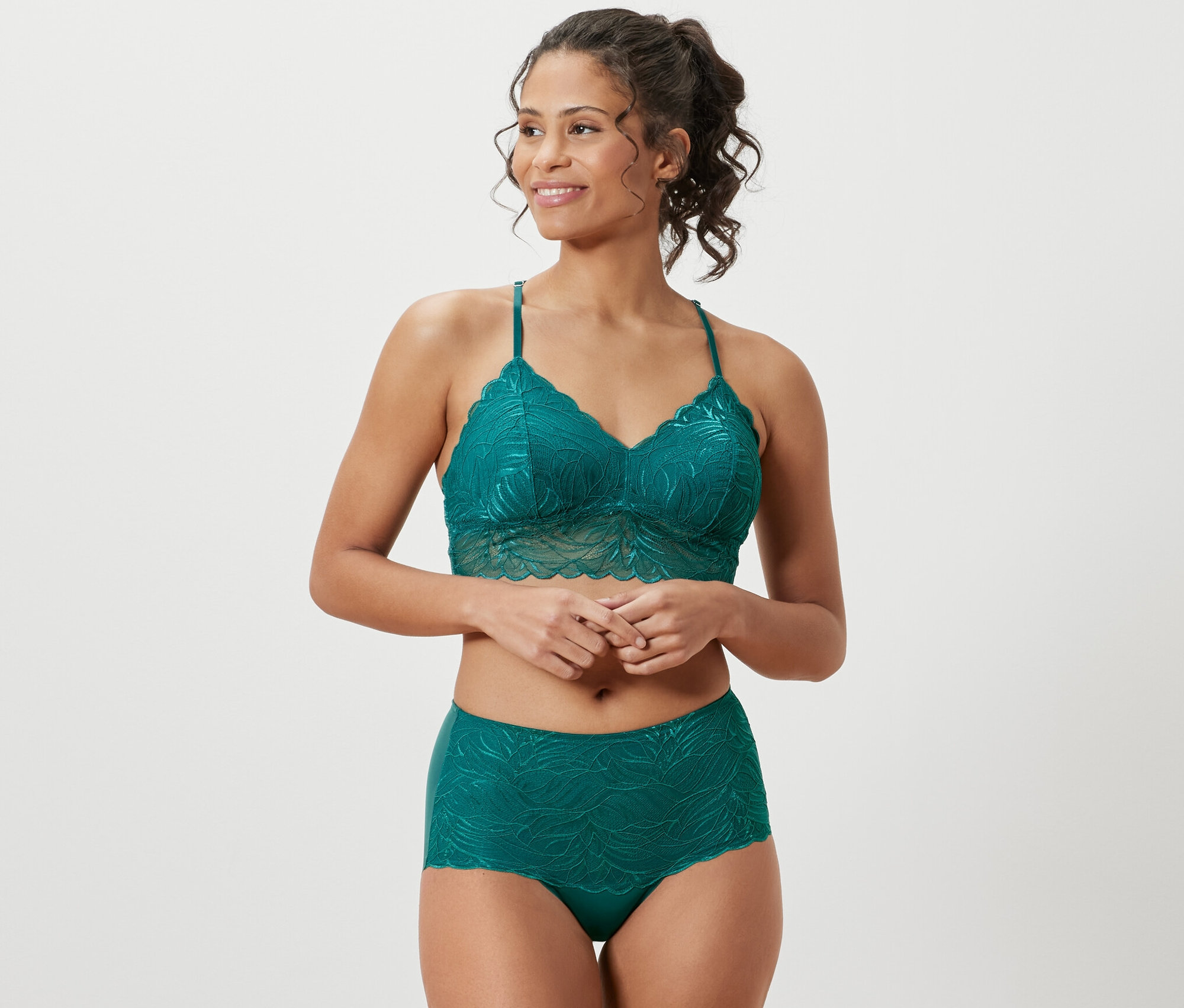 Frau trägt ein petrolfarbenes Spitzen-Wäscheset und einen Light-shaping Highwaist-Panty, petrol.