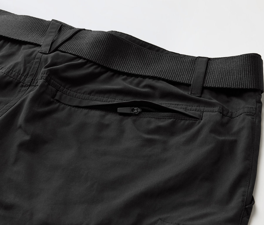 Detailaufnahme einer schwarzen Outdoorhose mit Moskito-Schutz und schwarzem Gürtel.