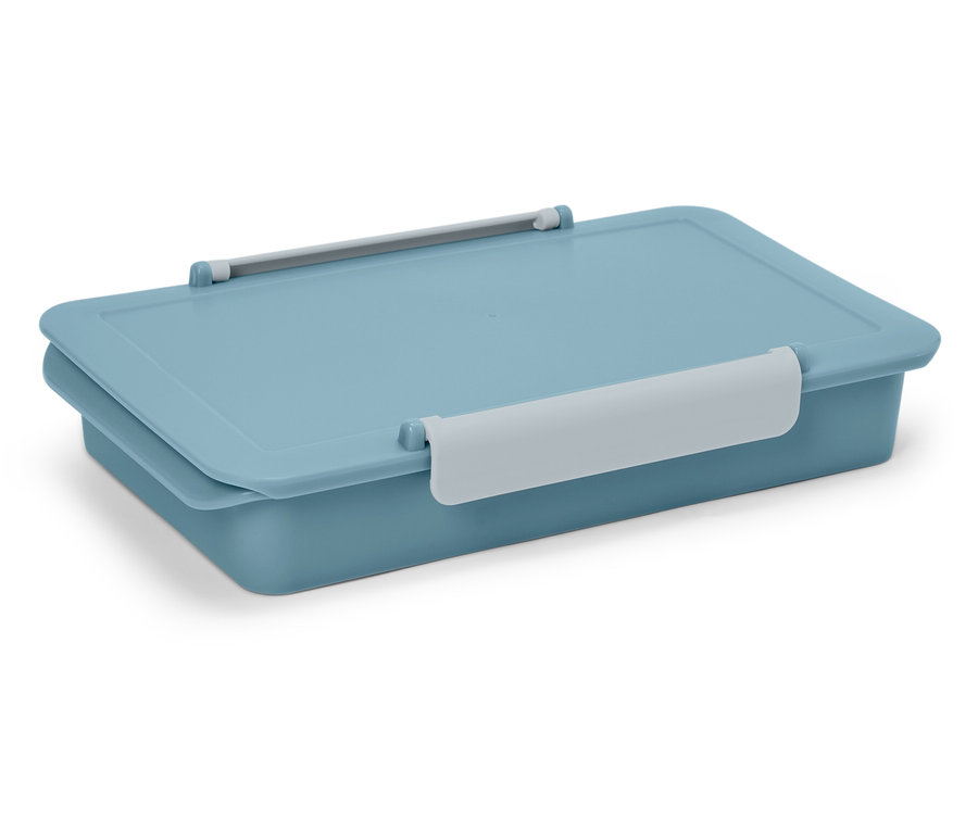 Eine hellblaue Lunchbox mit weißen Verschlüssen.