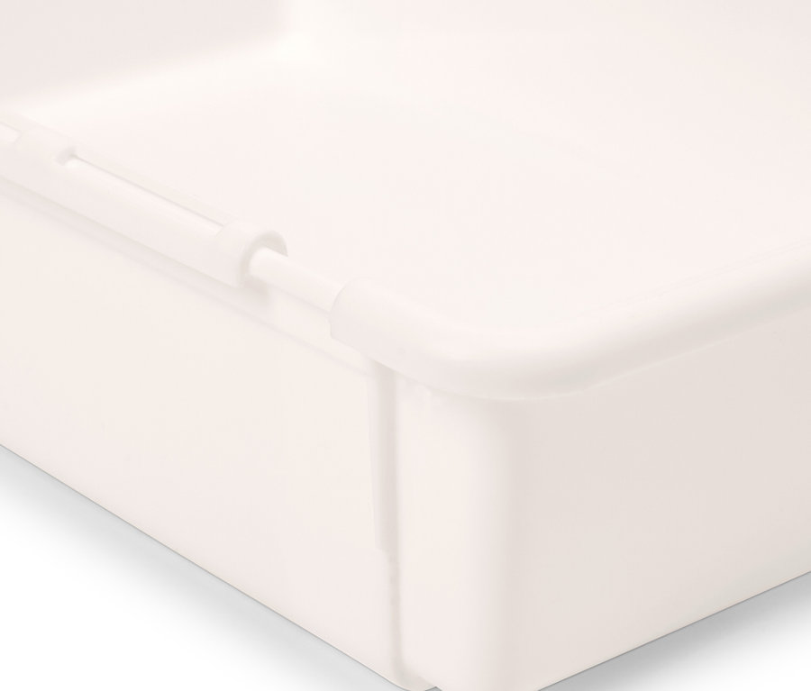 Detail einer Ecke einer weißen Plastikbox.