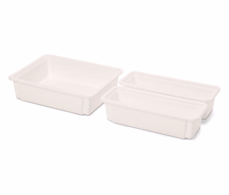 Drei weiße Plastikschalen in verschiedenen Größen.