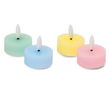 Vier kleine LED-Kerzen in Pastellfarben (grün, blau, gelb und rosa) auf weißem Hintergrund.
