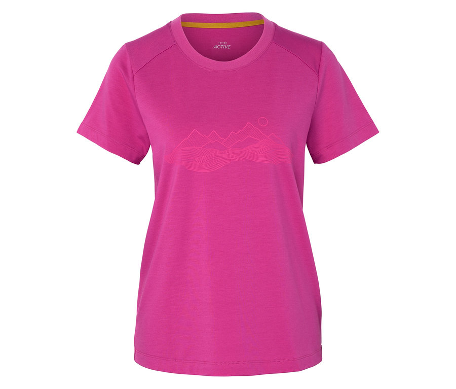 Ein pinkes T-Shirt mit einem Bergmotiv ist auf einem weißen Hintergrund zu sehen.