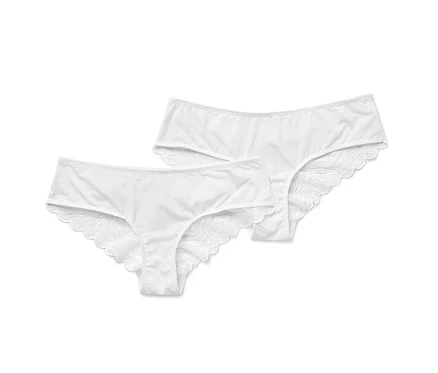Zwei weiße Brazilslips mit Spitze liegen nebeneinander.