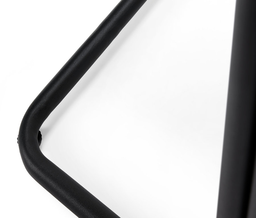 Detailaufnahme eines C-Table aus Aluminium auf weissem Hintergrund.