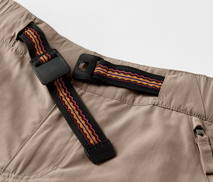 Detail einer Outdoorhose mit Moskito-Schutz und Zierband.
