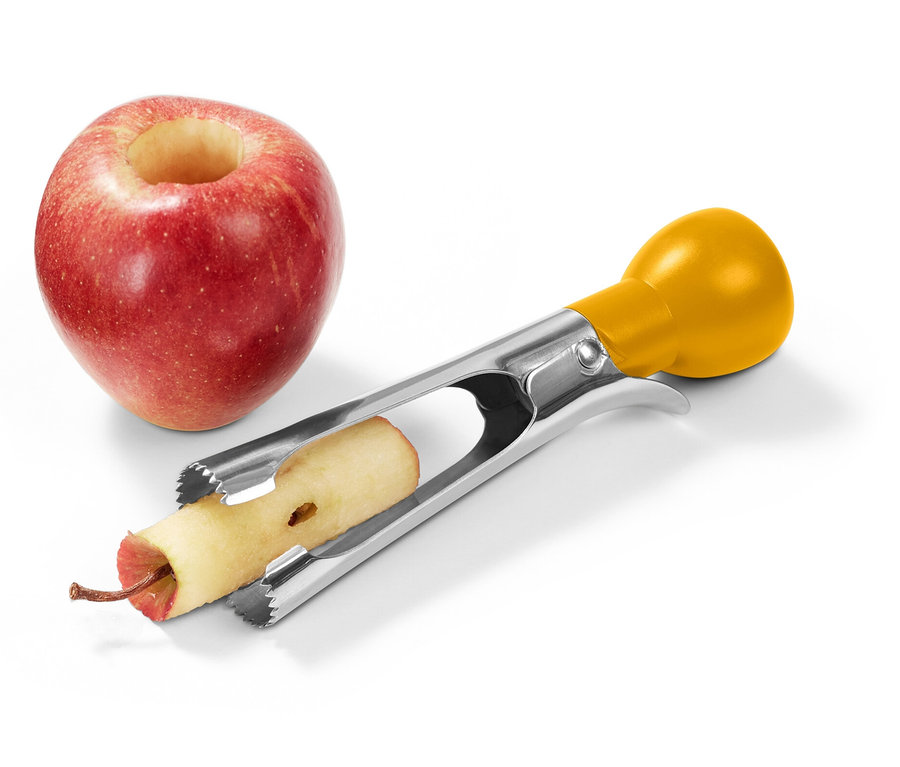 Ein roter Apfel mit ausgehöhltem Kern steht neben einem Edelstahl-Apfelentkerner mit gelbem Griff, der den Kern aus einem zweiten Apfel entfernt.