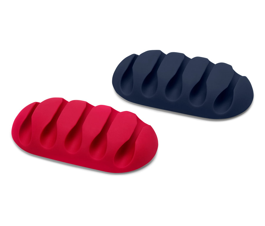 Ein roter und ein blauer Kabelhalter liegen auf einem weißen Hintergrund.