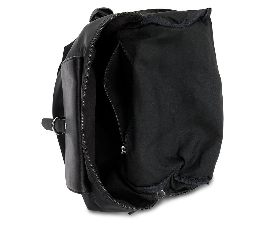 Offener schwarzer Rucksack mit Reißverschlussfach.