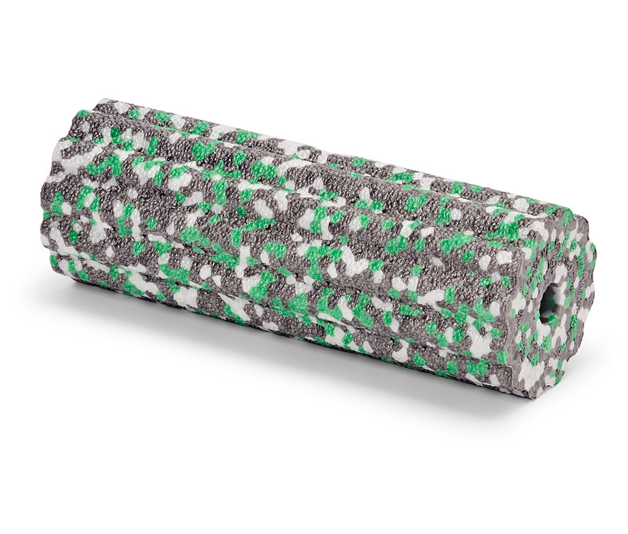 Eine grüne, graue und weiße gemusterte Schaumstoffrolle liegt auf einer weißen Oberfläche.