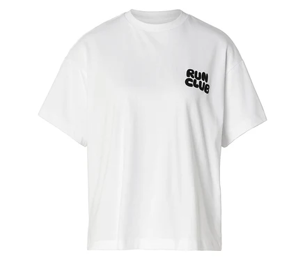Weißes Sportshirt mit kurzem Arm und schwarzem "RUN CLUB"-Aufdruck auf der Brust.