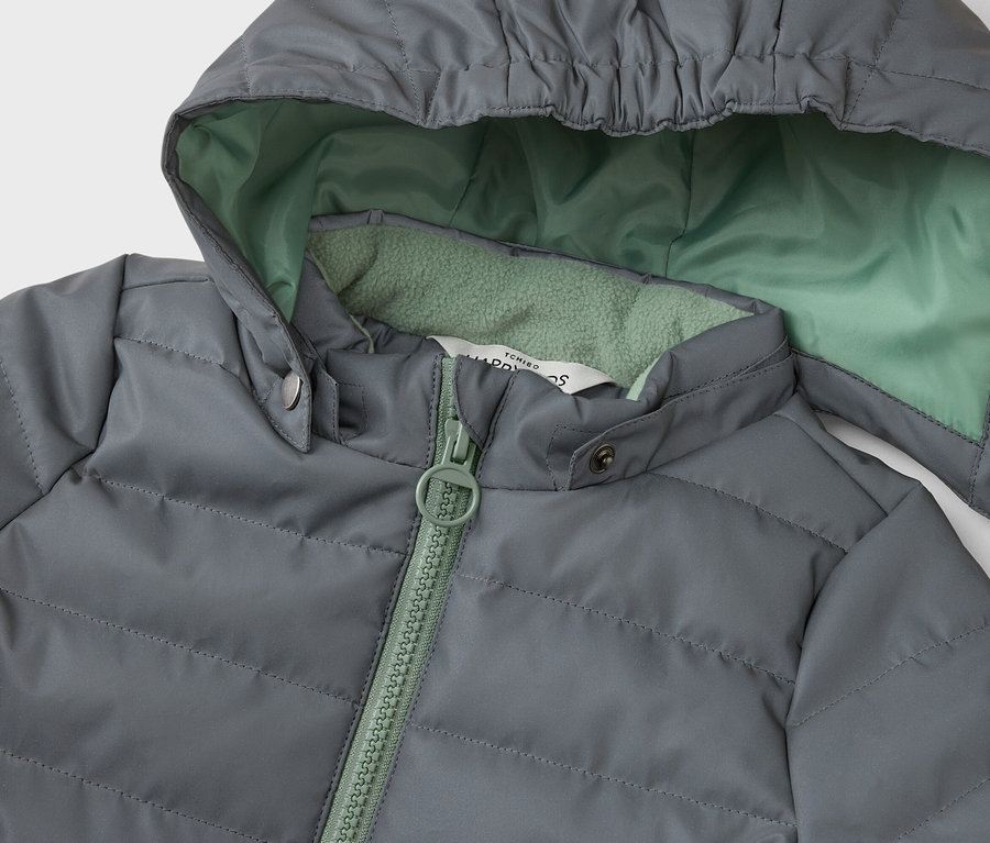 Nahaufnahme einer grauen, gesteppten Jacke mit Kapuze und mintgrünem Futter und Reißverschluss.
