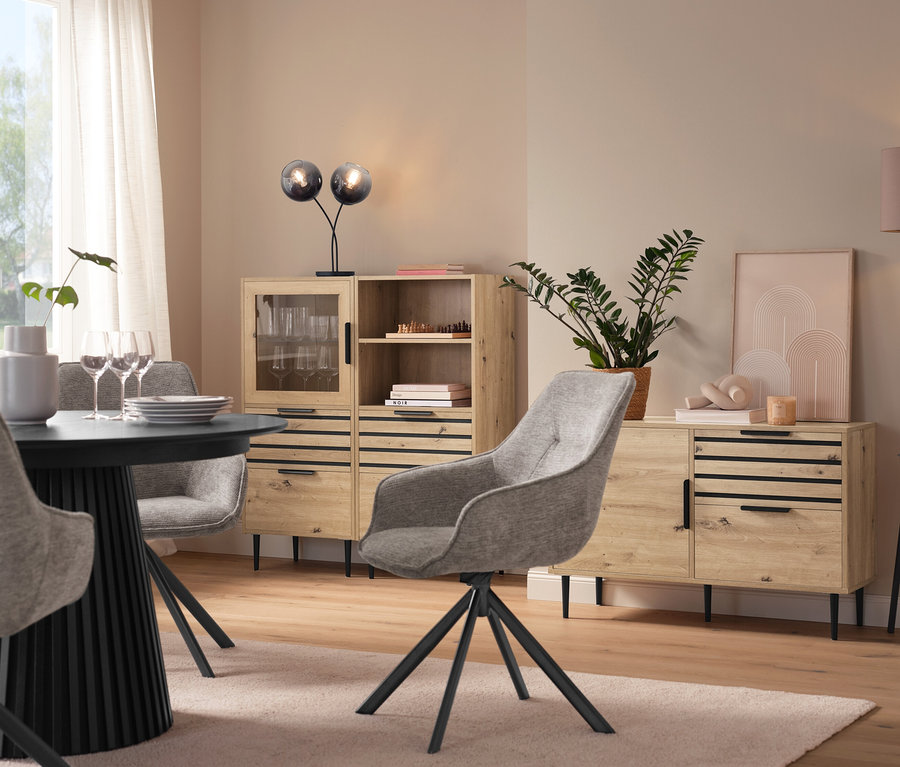 Esszimmer mit Esstisch, grauen Stühlen, einer Vitrine »BAAKEN« mit Glastür, einem Regal »BAAKEN« mit Schubladen und einem Sideboard mit Schubladen.